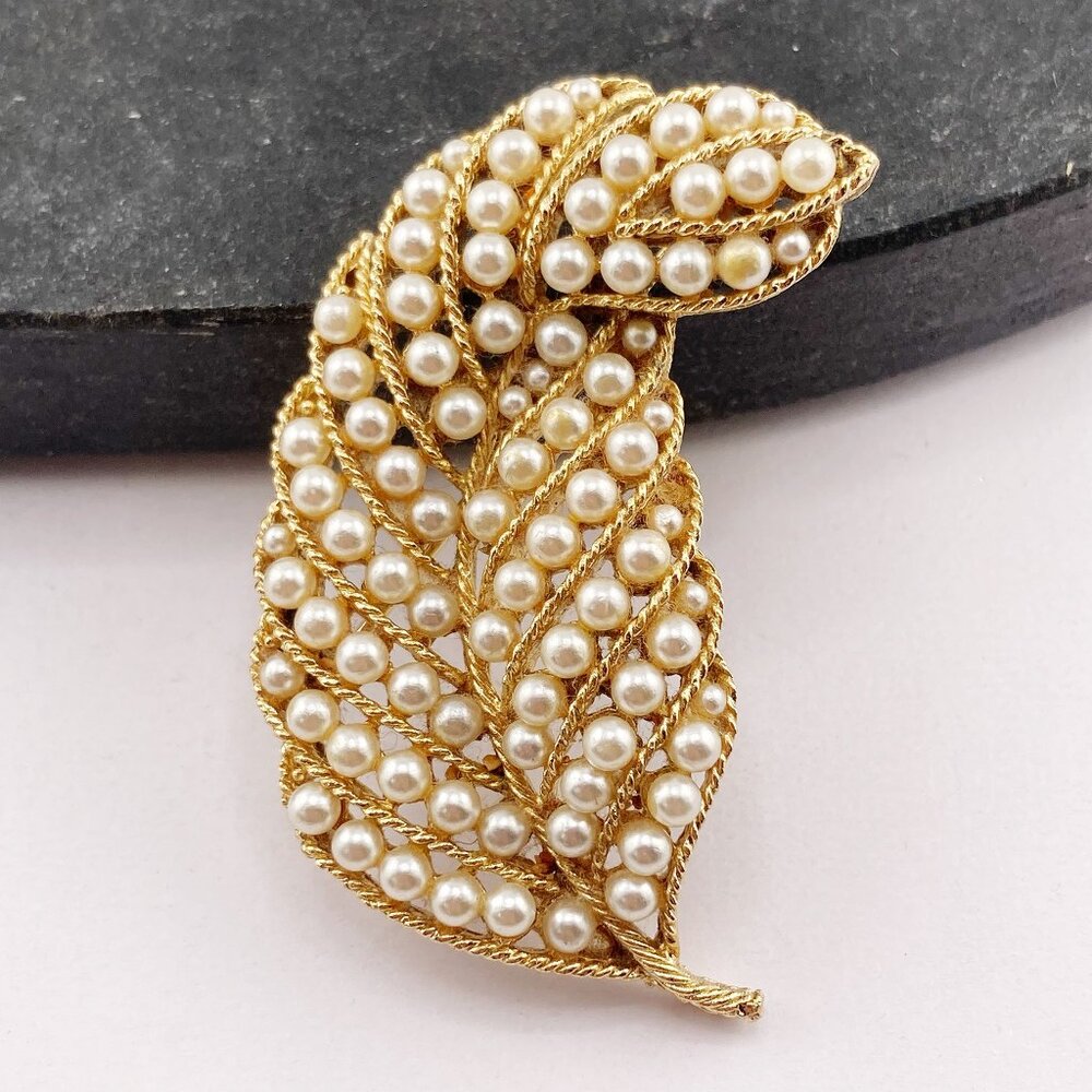 LISNER Vintage cream seed pearl and twisted textured gold tone metal leaf brooch
